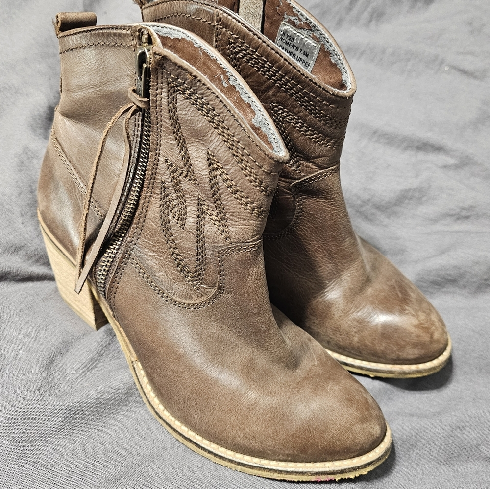 Dingo Healed Booties 7.5
